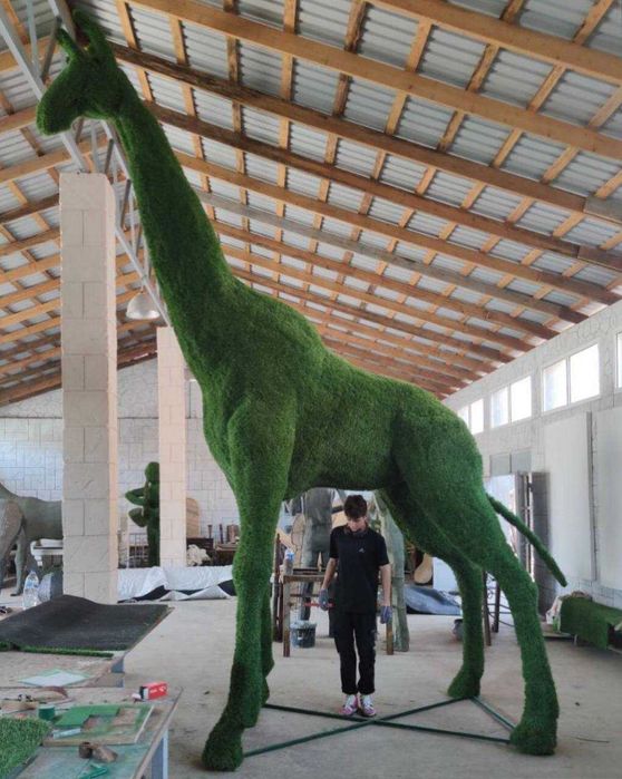 декоративный жираф из газона