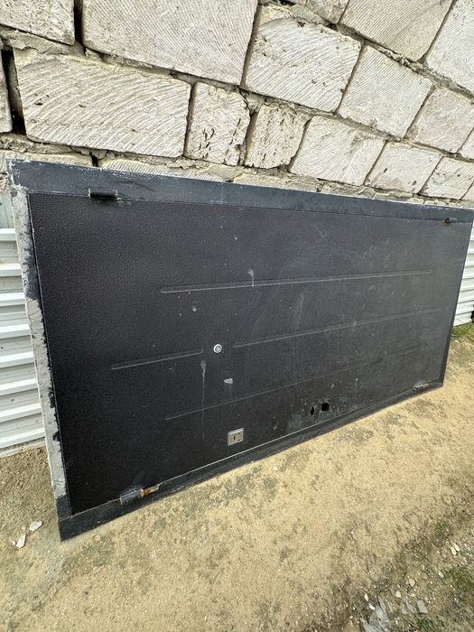 Продаеться жележный дверь