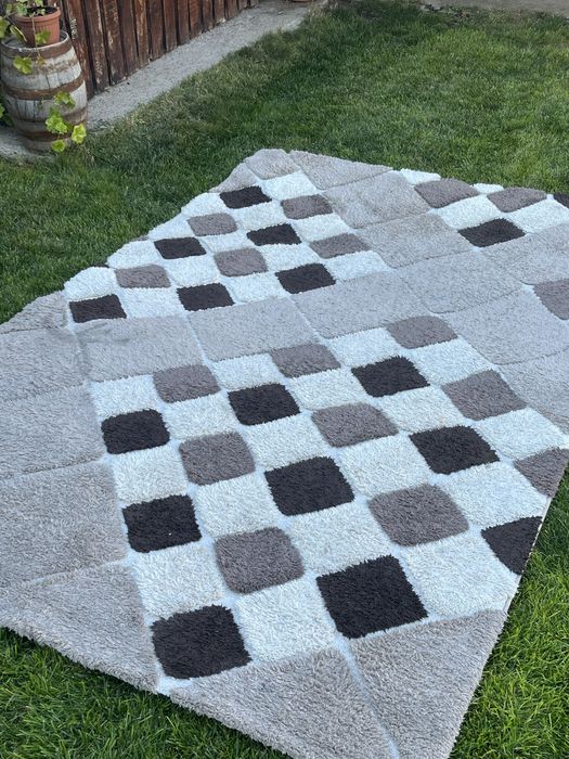 Мек килим с геометричен дизайн