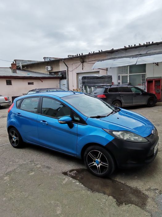 Vând Ford fiesta 2009