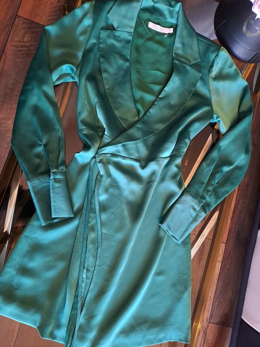 Официални рокли различни размери.