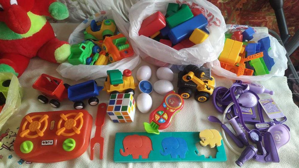 Игрушки и развивашки (есть на батарейках)