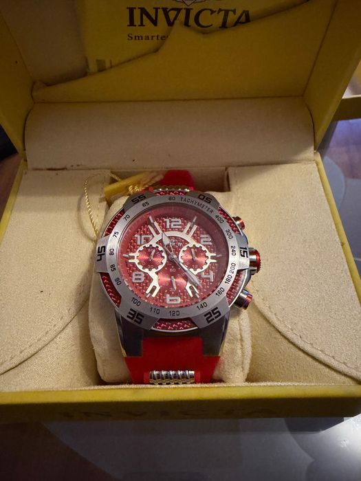 ЧИСТО НОВ Мъжки часовник Invicta Aviator Chronograph – Червен/Сребрист