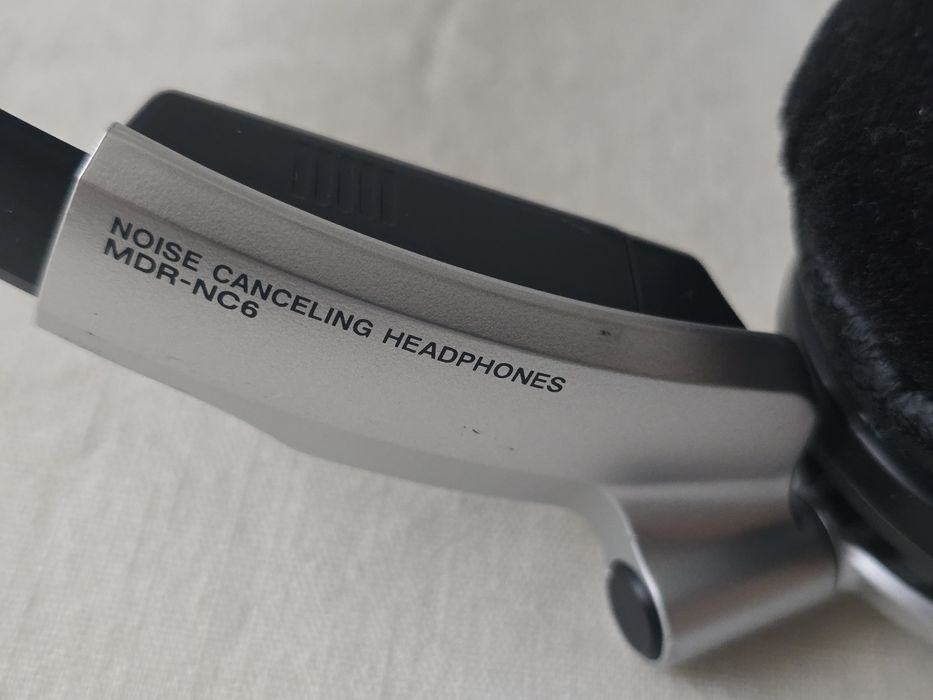 Căști Sony cu noise cancellation