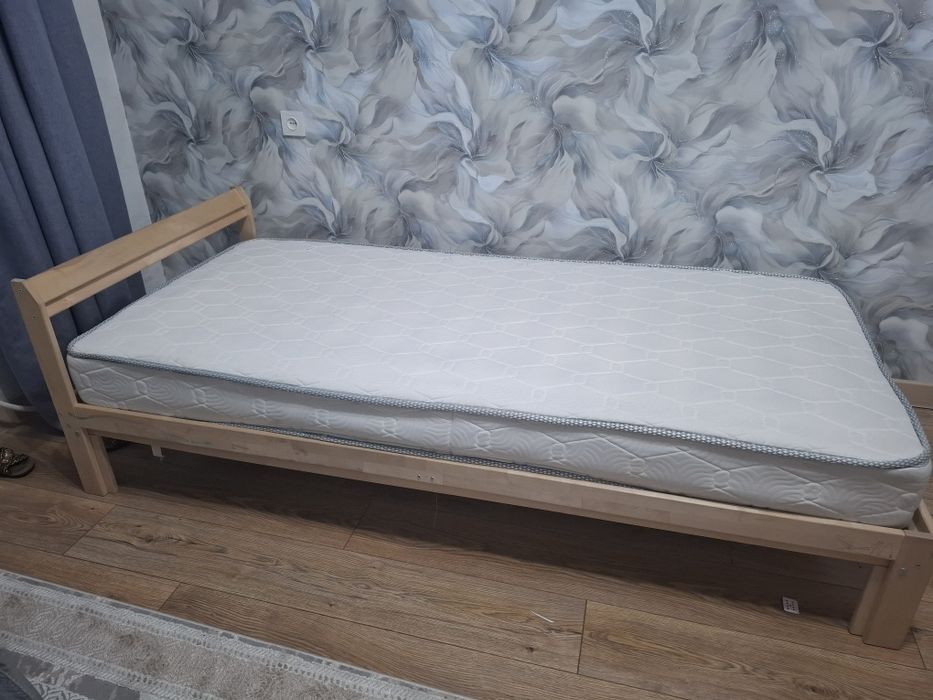 Кровать с матрасом