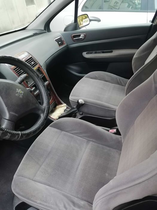 Продавам Пежо 307 HDI с всички документи в движение.