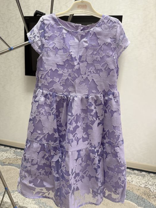 Продам платья на девочкв 5-6 лет