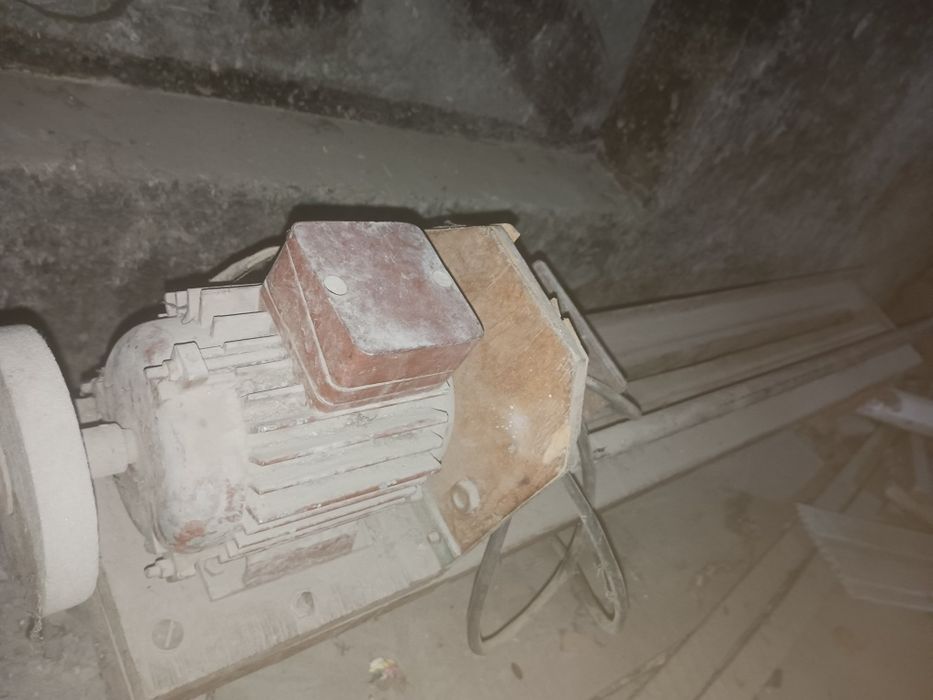 Тиски  Советские большие и маленькие. И дерево обрабатывающий станок