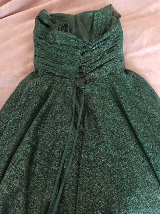 Зелена бална рокля