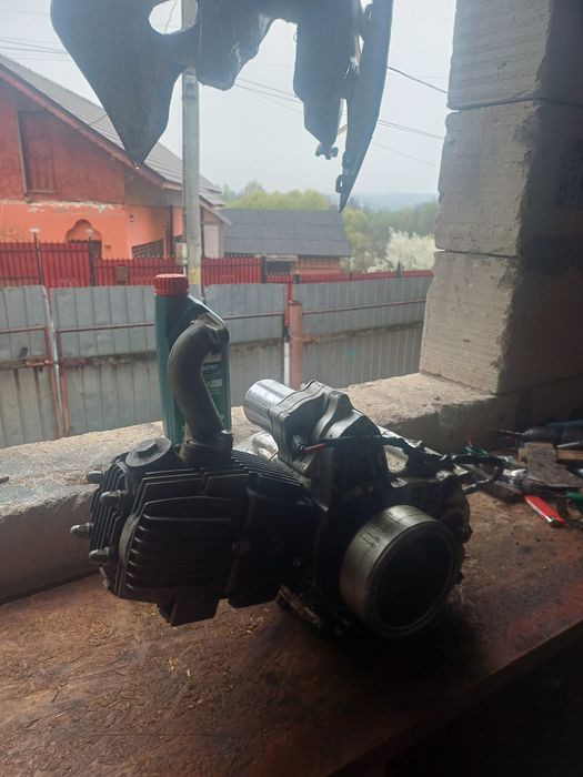 Vând motor 107 4t 400 de lei negociabil