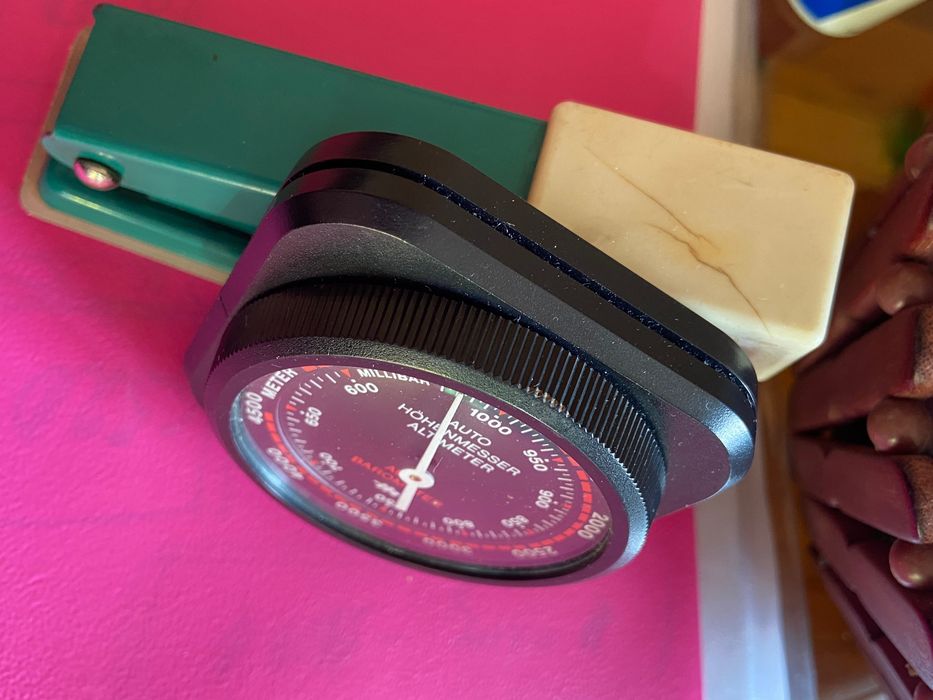 Автомобилен ретро барометър и високомер