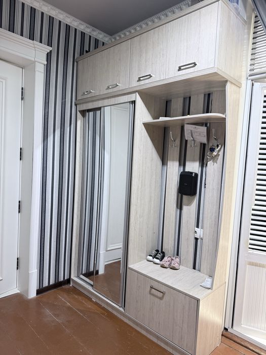 Прихожная шкаф почти как новый