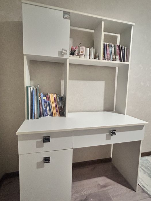 Продаю шкаф книжный