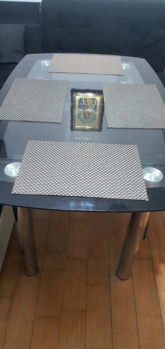 Masă neagră din sticlă