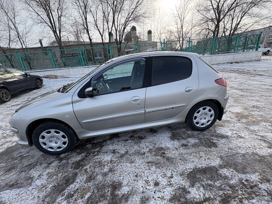 Обменяю надежный автомобиль на дачу.