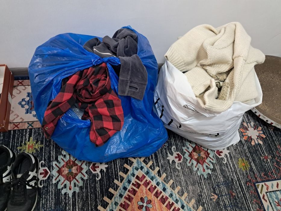 Отдам даром вещи и обувь.