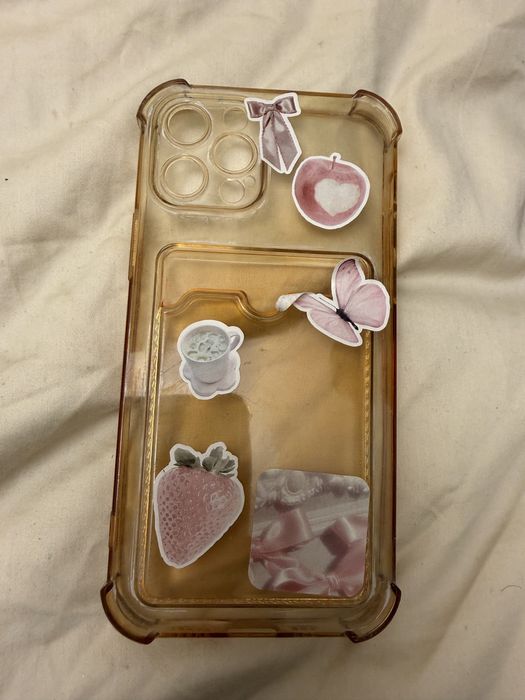 Продам 8 чехлов на iphone 12 pro для девочки