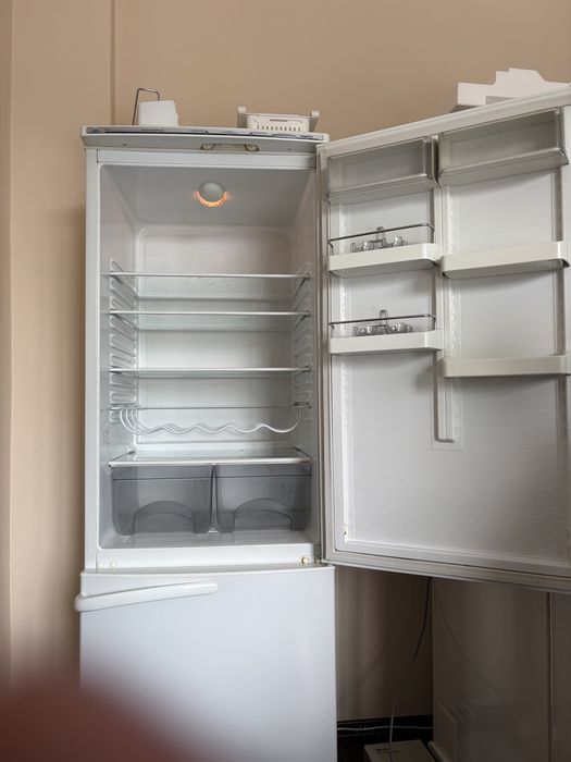 Продам двухкамерный холодильник Атлант