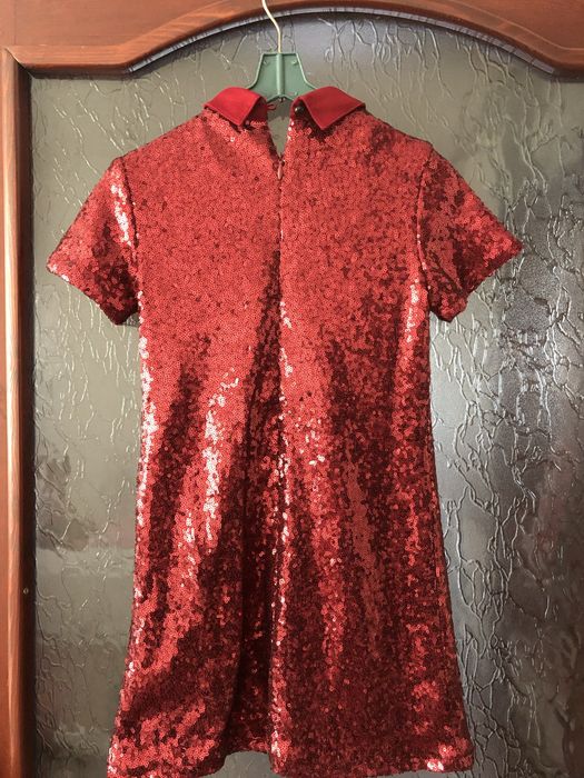 Нежна рокля с обръщащи се пайети.