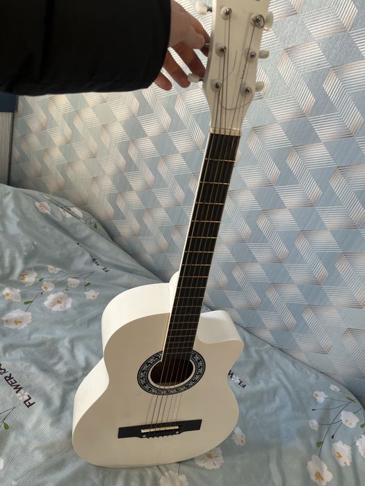 Гитара сатылады бағасы 35000 тг саудасы бар