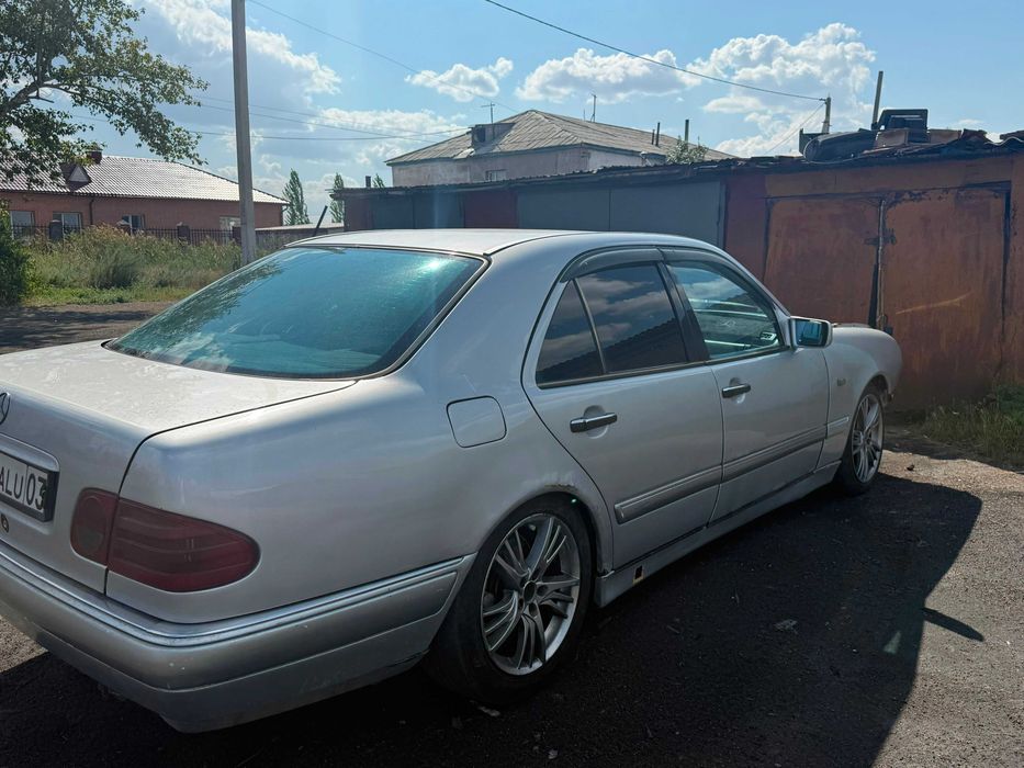 Продам мерс 210 2.3