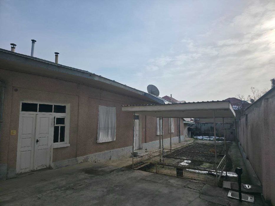 Продаю свой дом, 7.14 соток в М.Улугбекском районе ор-р Академия МВД.