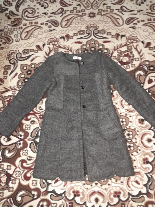 Seriy palto fabrichniy