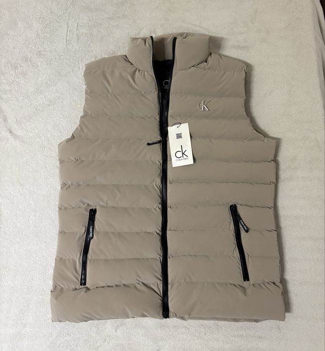 Vesta Calvin Klein! Toate marimile disponibile!