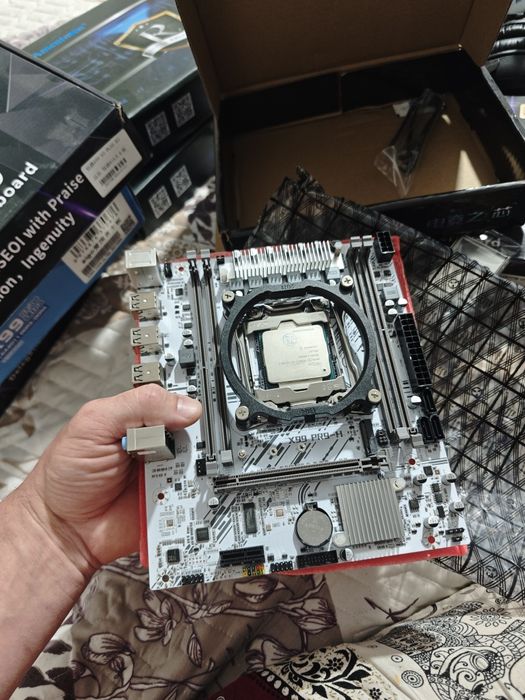 Материнская плата в комплекте.