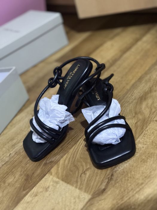 Продам босоножки новые