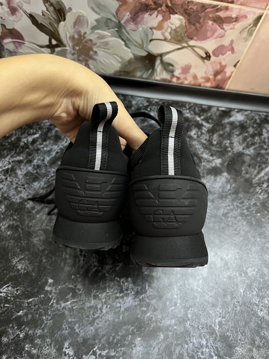 Продам кроссовки armani