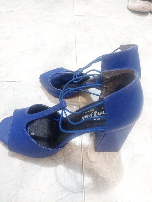 Запазени! Летни дамски обувки. Запазени кожени на ток.