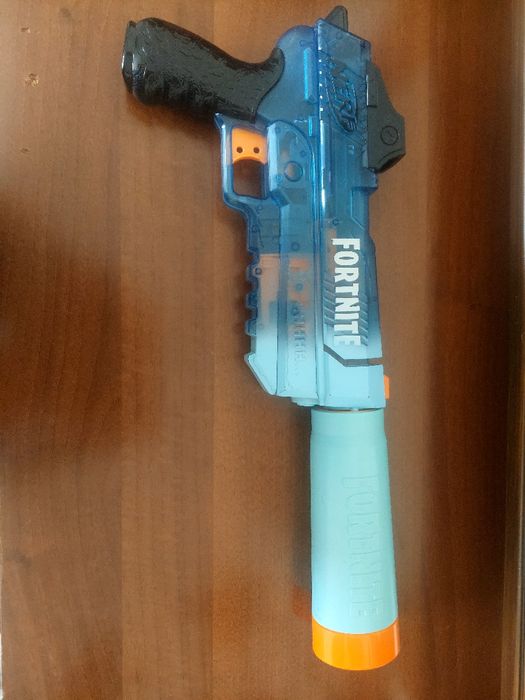 Два пистолета на Нърф