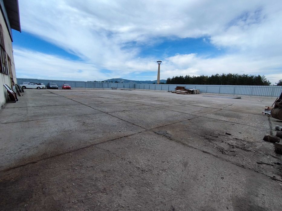 Под наем промишлено място Перник, паркинг, гараж, склад от 400/1500кв.