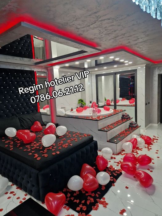 Regim hotelier cu Jacuzzi in camera si oglinda deasupra patului