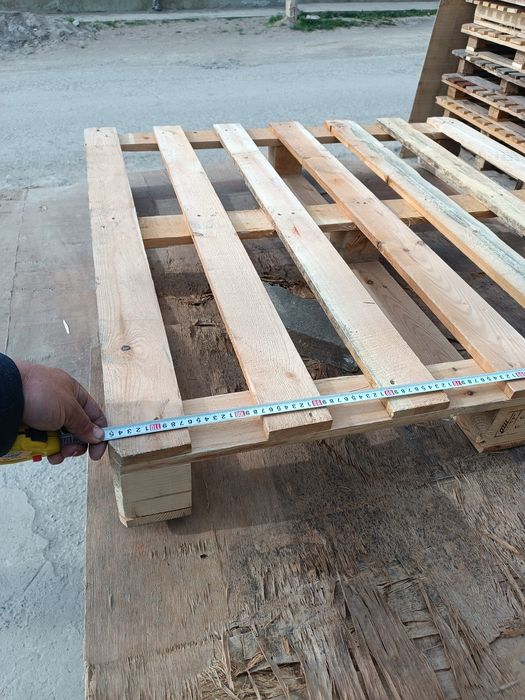 Поддонлар сотилади.