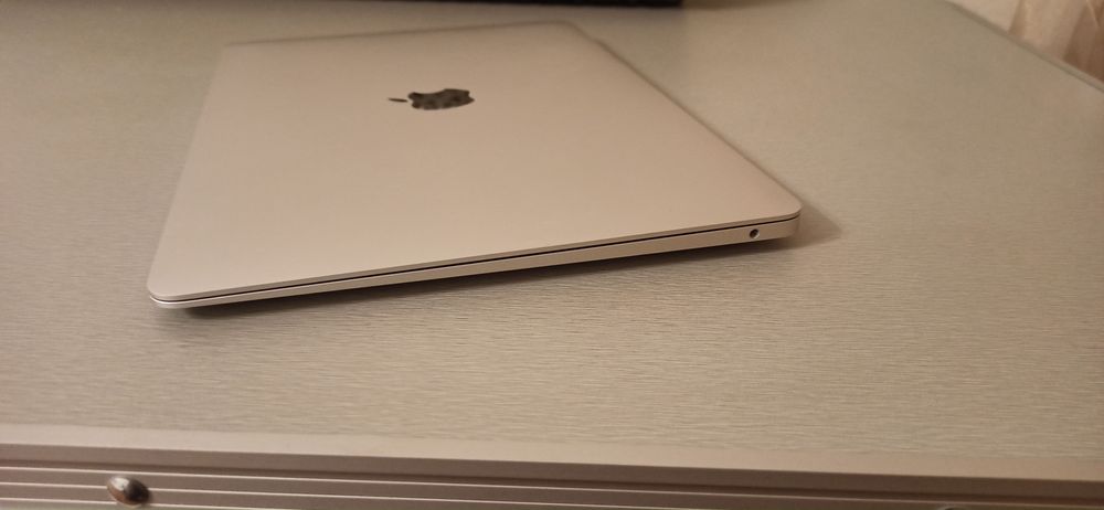 MacBook Air (MI, 256GB SSD, 8GB RAM)