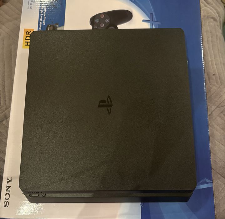 Продам приставку PS4 Slim