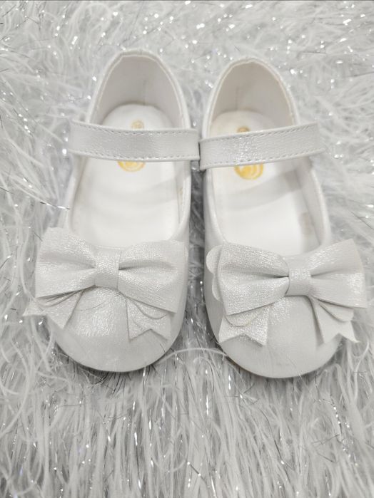 Детские туфли золотистые и серебряные
