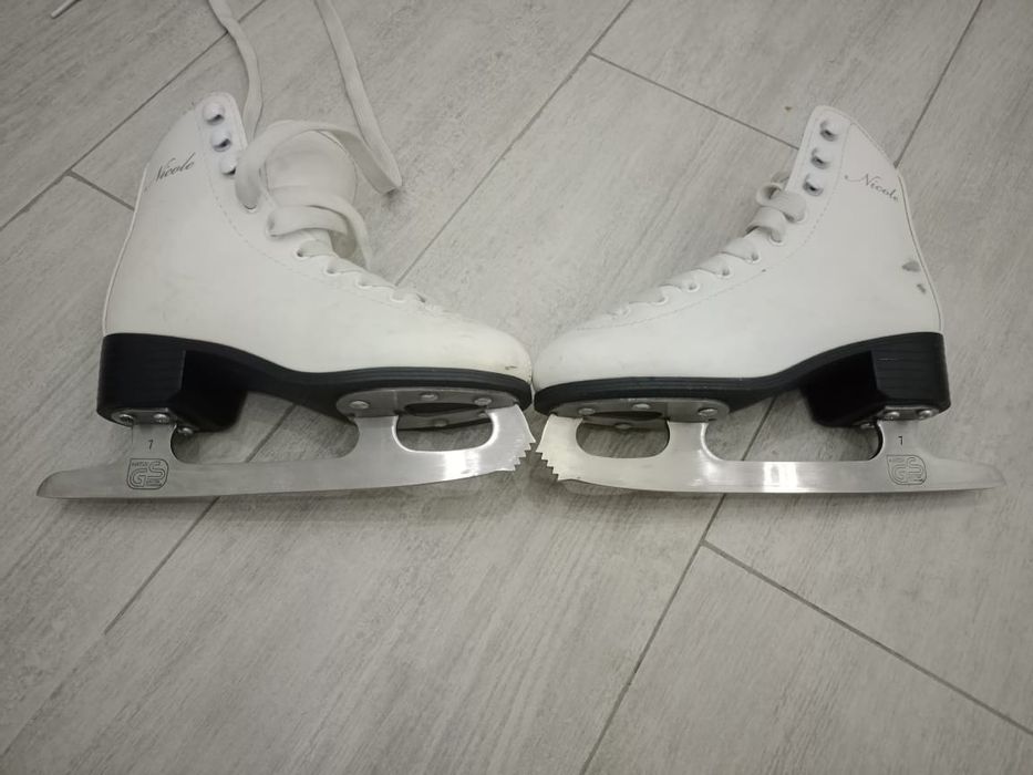 Продам коньки для фигурного катания