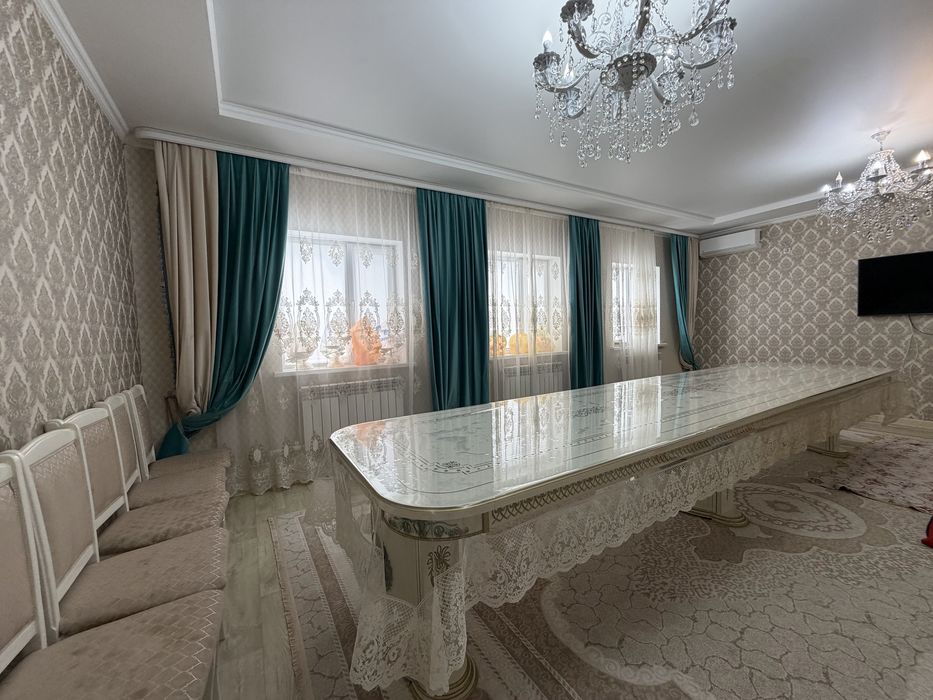 Продается большой стол с комплектом стульев