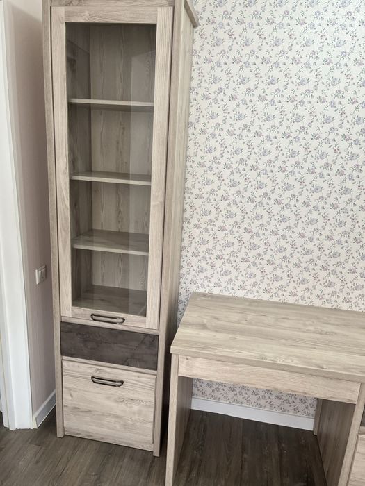 Шкаф витринный с столом