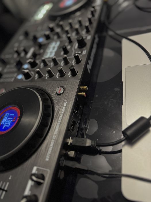 DJ конзола / DJ controller Numark NS4FX