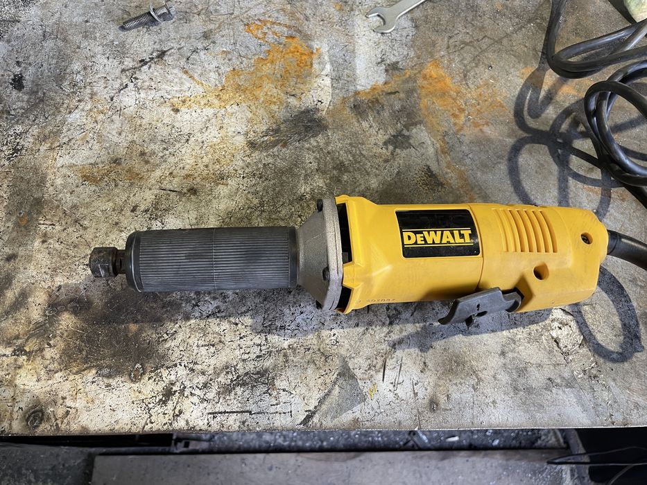 Продам гравер Dewalt