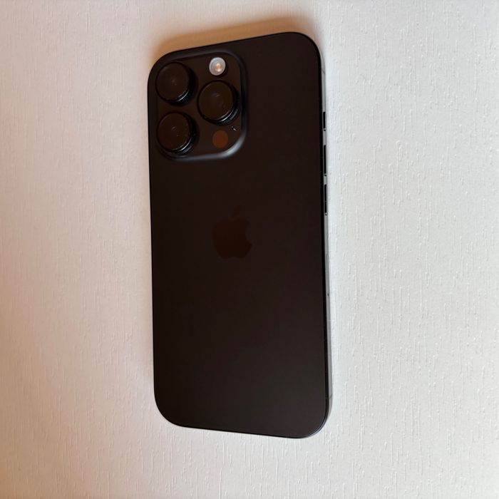 iPhone 16 pro . Телефонът е като нов без драскотина.