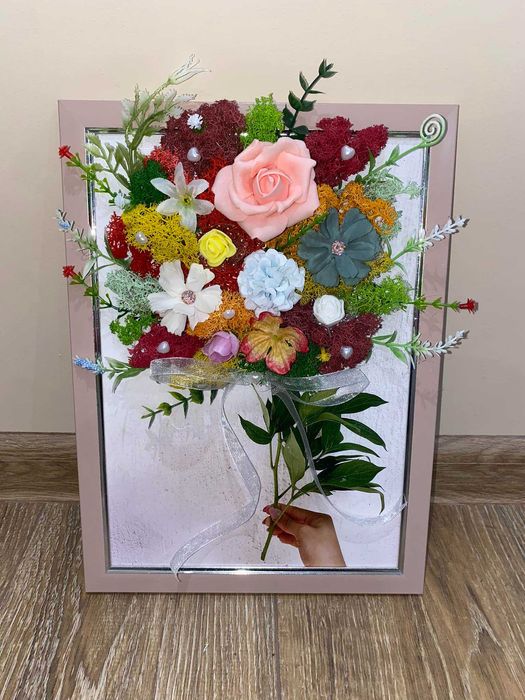 Букет от скандинавски мъх и пъстри цветя