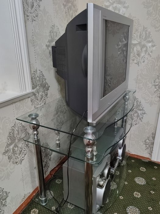 Продам телевизор с подставкой