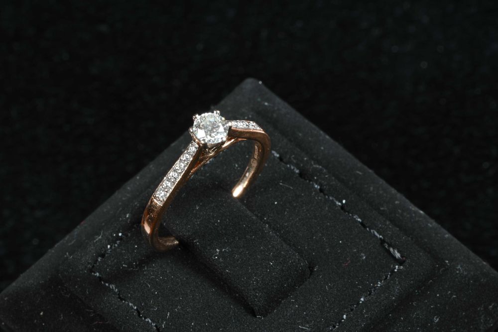 Златен Пръстен 750 (18к) с 13 диаманта, централен 0.30 кт F/G VS2, 54