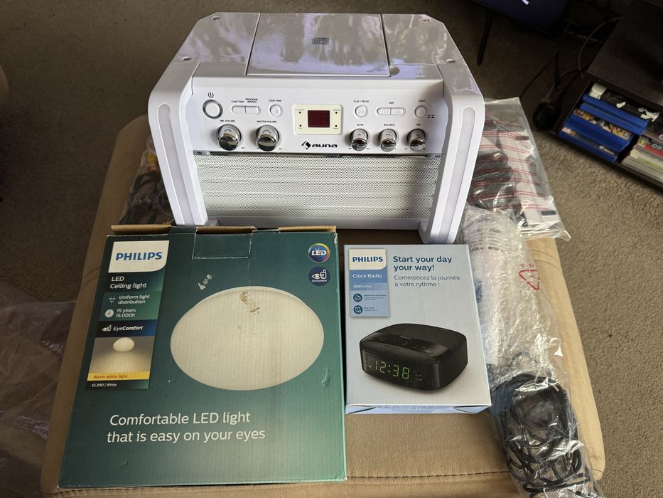 Кареоке колонка, лампа и радио часовник