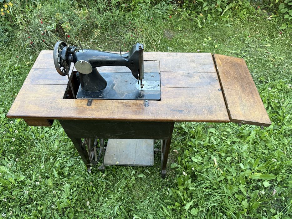 Mașină de cusut vintage cu masă din lemn și pedală – model clasic